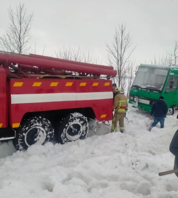 Автобуси та швидка допомога потрапили на Дубенщині у снігові замети
