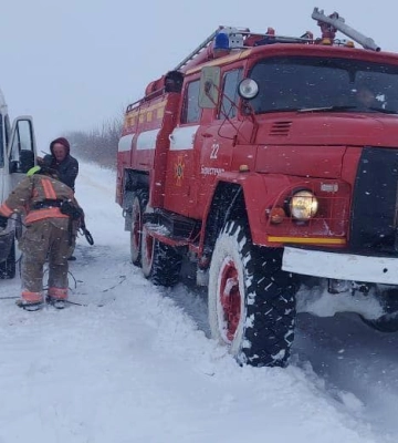Заважають прибирати сніг: у Луцьку штрафують за припарковані вздовж дороги авто 