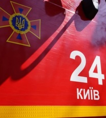 У Києві горить ТРЦ, людей евакуюють: відео і всі деталі