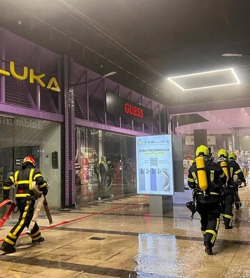 У Соломʼянському районі Києва сталася пожежа в ТРЦ: людей евакуюють