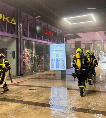 Понад пів сотні рятувальників гасять ТРЦ у Києві