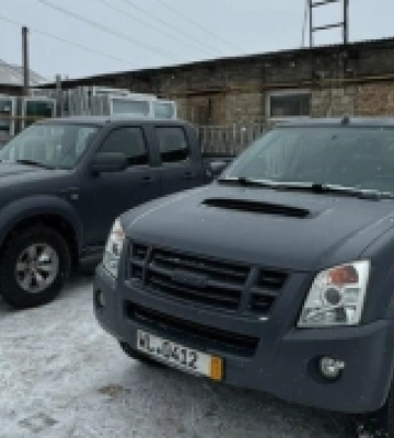 Одеські благодійники передали захисниками два пікапи