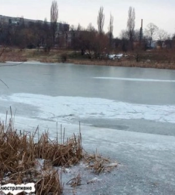 Провалився під кригу: в Ужгороді чоловік ледь не загинув, рятуючи собаку