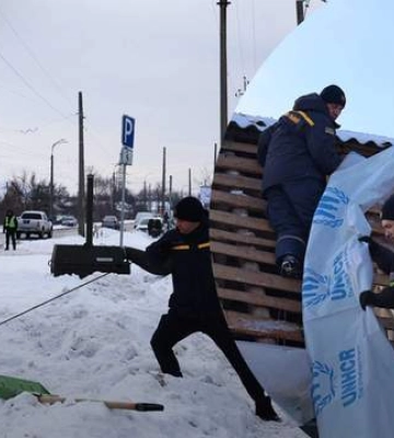 Унаслідок падіння уламків ворожої ракети в Чернігові пошкоджено багатоквартирний будинок, 23 приватні будинки та 4 магазини, - ДСНС. ФОТОрепортаж