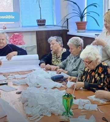 Рух «Бабусі для ЗСУ» у Дніпрі: пенсіонерки виготовляють маскувальні сітки для українських військових