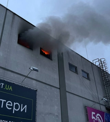 В Киеве горит ТРЦ, людей эвакуируют: видео и все детали