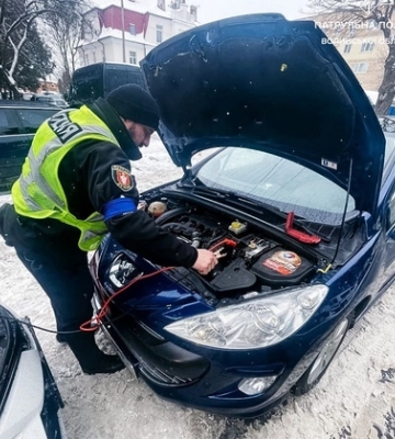 У Луцьку поліцейські допомогли водієві завести авто 