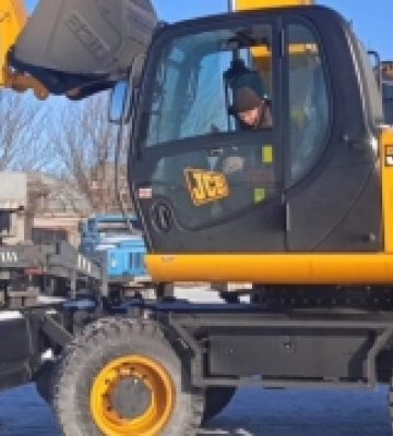 Херсонська громада отримала новий екскаватор-навантажувач від міжнародних партнерів