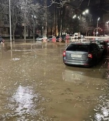 В Киеве снова прорвало водопровод, улицы затопило: видео