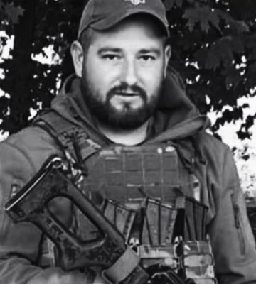 За один день в громаді повідомили про дві втрати: на Волині навколішки прощалися із Героєм Андрієм Чубом. Відео