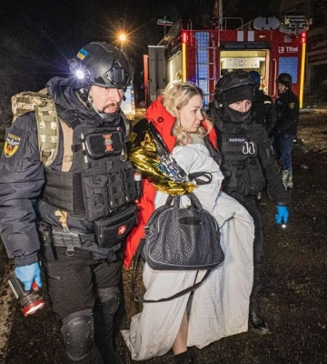Ракетний удар по готелю в Харкові: надзвичайники врятували двох людей
