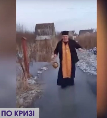 До хат – по кризі: як ковельський священник добирався до вірян, щоб освятити домівки