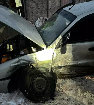 В АНД районе Днепра легковушка столкнулась с микроавтобусом: есть пострадавший