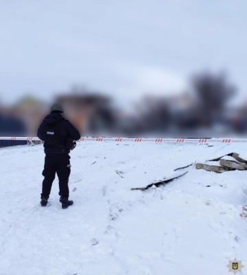 Будинок знесло вщент: з&#039;явилися фото наслідків падіння уламків ракети в Чернігові