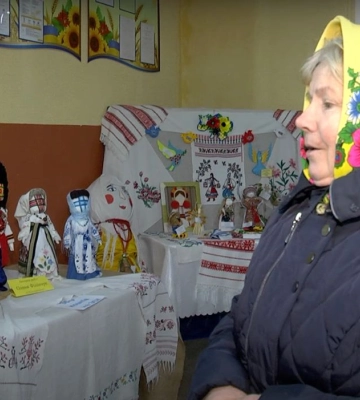 «Удвічі більше доначу, ніж отримую пенсії». Майстриня з Волині виготовляє ляльки-мотанки і волонтерить для армії з 2014 року