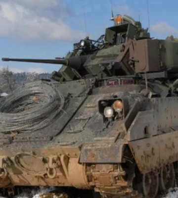 Дуэль Bradley ВСУ с Т-90: российскому танку снесло башню до &quot;головокружения&quot;. ВИДЕО
