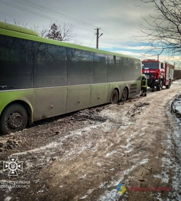 На Одещині рятувальники витягнули автобус зі слизької ділянки дороги 