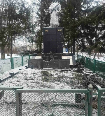 РФ влучила у пам’ятник воїнам Другої світової війни на Харківщині 