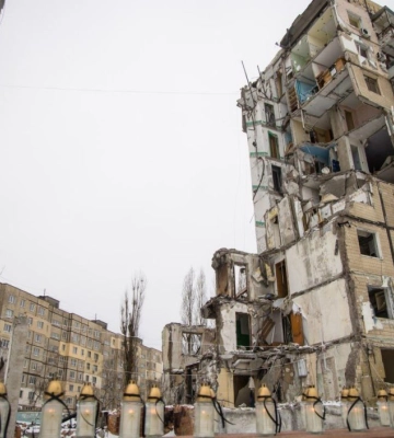 Возле 118-го дома на Победе, куда год назад попала российская ракета, почтили память 46 погибших днепрян