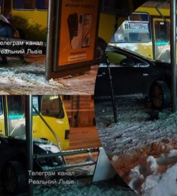 У центрі Львова водій влетів у зупинку громадського транспорту (ФОТО, ВІДЕО)