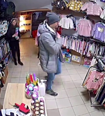 Чоловіки викрали у Рівному з дитячого магазину іграшку