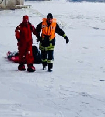 У Києві біля Південного мосту дістали чоловіка з крижаної водойми, але він помер дорогою до лікарні