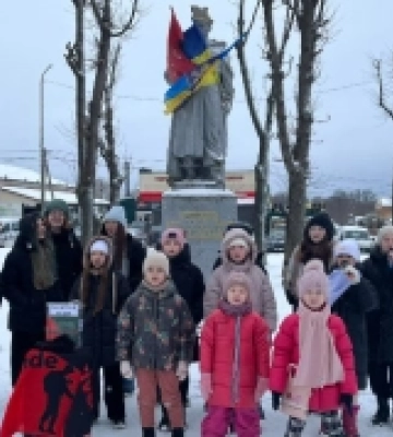 Холодно, але співати треба: у Рожищі діти збирають гроші на авто для Маріупольського батальйону. ФОТО