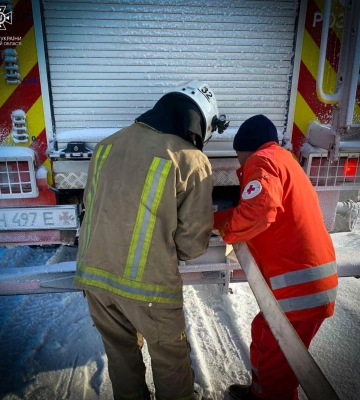 На Одещині рятувальники допомогли медикам, які застрягли у сніговому заметі, дістатись до хворого чоловіка