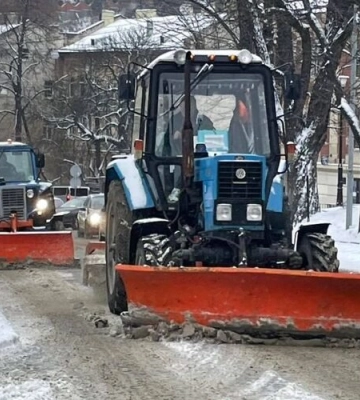 Сьогодні Львів від снігу прибирають  100 одиниць техніки та 1,3 тис. двірників