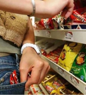 Волинянка поцупила з магазину засоби гігієни і продукти