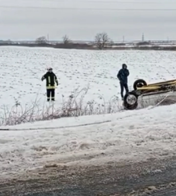 Догори колесами: на Волині авто злетіло в кювет (відео)