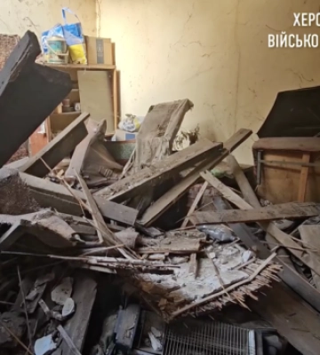 Обстріл Херсона: рятувальники дістали з-під завалів 60-річного чоловіка
