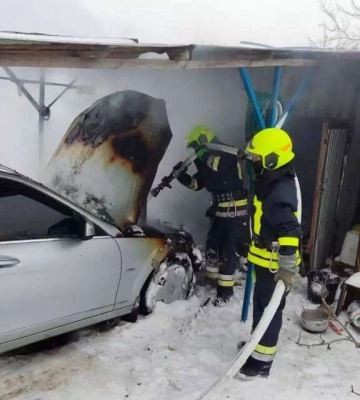 В Днепропетровской области во дворе дома загорелся автомобиль