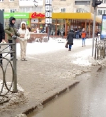 Через відлигу у Рівному підтопило тротуари