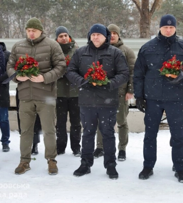 Мэр Днепра и глава ОВА почтили память погибших в разрушенной российской ракетой многоэтажке
