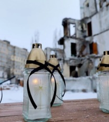 Удар по многоэтажке Днепра: в городе почтили память погибших год назад