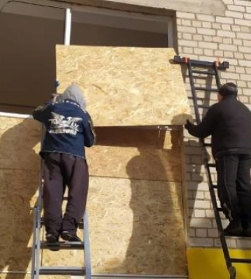 У Херсоні комунальники закрили понад 600 вікон у будинках, пошкоджених через ворожі обстріли
