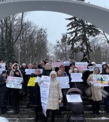 "Моя черга обіймати тата щодня": у Вінниці родини військових вимагають демобілізації