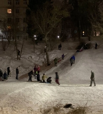 Гамірно і шумно: в центрі Луцька дітвора катається на санчатах (відео)