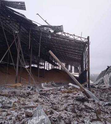 Окупанти скинули авіабомби на склад з зерном на Харківщині. Фото руйнувань