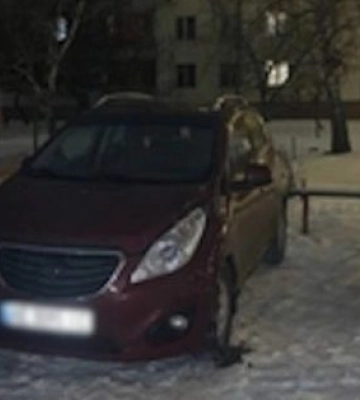 Гараж без стін: у Дніпрі водій припаркувався між лавок 