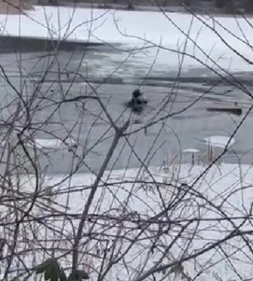 Патрульні показали, як в Ужгороді рятували чоловіка, що провалився під кригу в озері