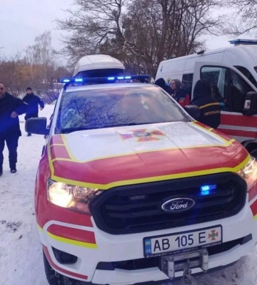 З&#039;їжджали з гірки: у Вінниці молода пара провалилась крізь лід (ФОТО)