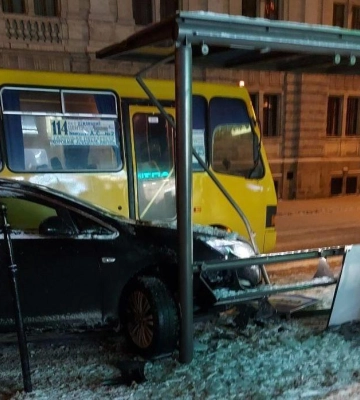 У Львові водій влетів у зупинку, де знаходились люди
