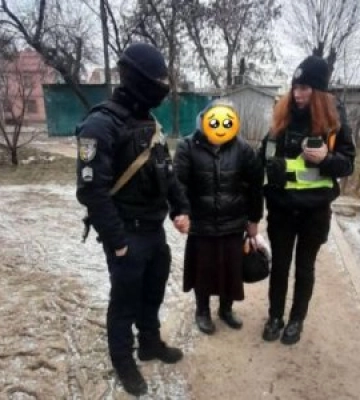 Патрульні допомогли літній жінці, яка впала через ожеледицю