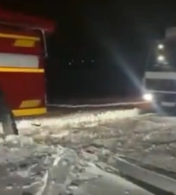 На Волині зі снігового полону поночі визволяли вантажний автомобіль (Відео)
