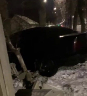 У Луцьку водій BMW не впорався з керуванням та зніс паркан