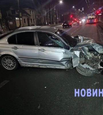 У центрі міста автомобіль збив дерево - п'яний власник каже, що це не він