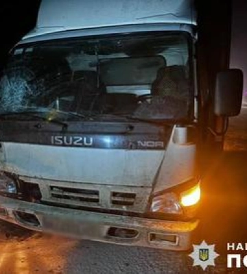 На автодорозі Київ-Харків вантажівка збила пішохода, після чого на постраждалого наїхала ще одна автівка