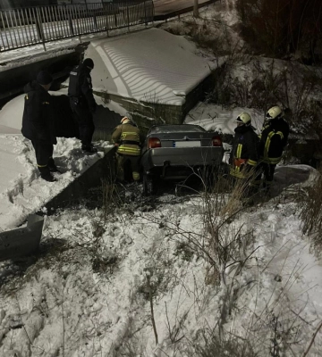 Водія авто на Рівненщині деблокували рятувальники